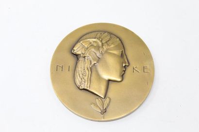 null Médaille en bronze à l'effigie de la Victoire (Niké), signée PM DAMMANN.

Poinçon...