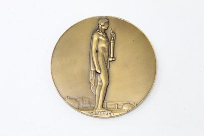 null Médaille en bronze à l'effigie de la Victoire (Niké), signée PM DAMMANN.

Poinçon...