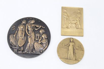 null Lot composé de trois médailles en bronze : 

- Art appliqué à l'industrie, Minerve...