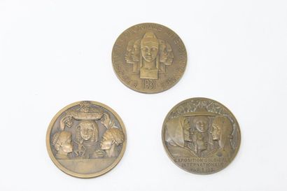 null Lot de trois médailles en bronze, deux d'entre elles sur l'exposition coloniale...