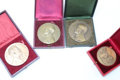 null Lot de quatre médailles en bronze, l'une célébrant la campgne d'Egypte de Napoléon...