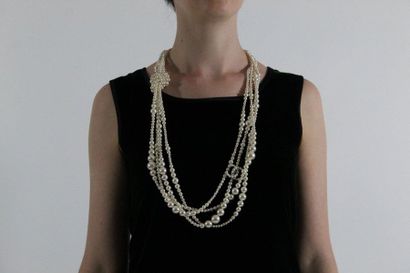 CHANEL CHANEL 

Important sautoir en perles fantaisies de différentes tailles orné...