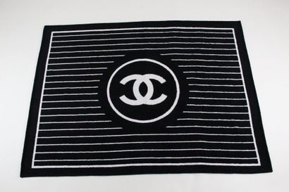 CHANEL CHANEL 

Serviette bleu nuit et blanc à rayures, flanqué au centre du logo...