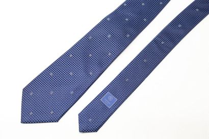 CHANEL CHANEL 

Cravate en soie bleu à damier noir, ponctuée de logo de la maison...