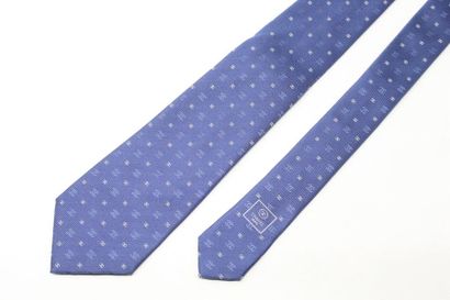 CHANEL CHANEL 

Cravate d'homme en soie bleue, à imprimés de l'emblême de la maison...