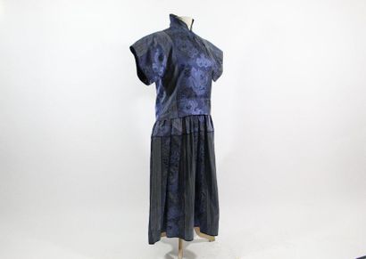 KENZO KENZO 

Robe japonisante partiellement soie manches courtes dans des tons bleus...
