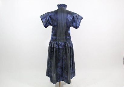 KENZO KENZO 

Robe japonisante partiellement soie manches courtes dans des tons bleus...