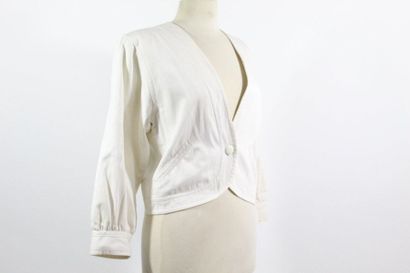 Yves Saint LAURENT YVES SAINT LAURENT Variation

Veste blanche en coton coupe arrondie...