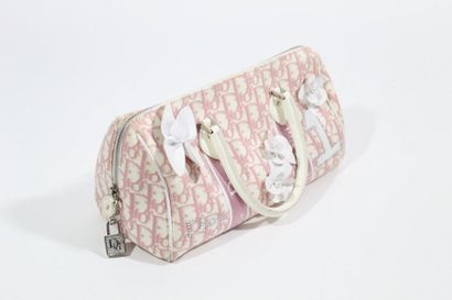 DIOR DIOR 

Petit sac boston en toile Dior oblique rose et cuir verni blanc, ornée...