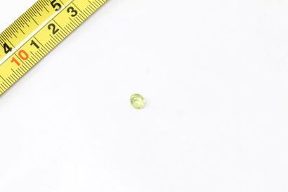 null Round yellow garnet. 

Weight: approx. 1.25 ct. 

A metal frame is attached....
