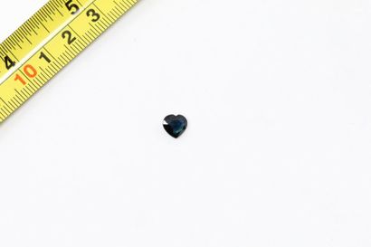 null Sapphire heart. 

Unheated. 

Weight: approx. 1.55 ct. 

A metal frame is attached....