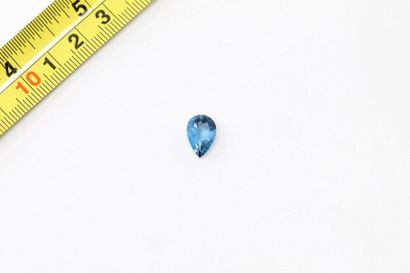 null Pear blue topaz.

Probably Brazil. 

Weight: approx. 3.65 cts. 

A metal frame...