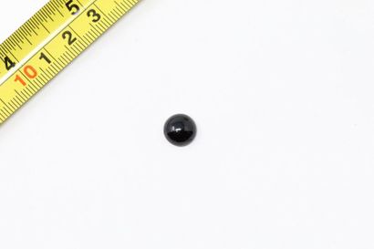 null Cabochon sapphire (very dark). 

Weight: approx. 4.70 cts. 

A metal frame is...