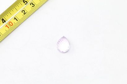null Amethyst briolette (pierced). 

Probably unheated. 

Weight: approx. 11.90 cts.

A...