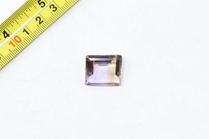 null Rectangular ametrine with cut sides. 

Weight: approx. 24.40 cts. 

A metal...