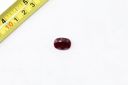 null Oval ruby. (inclusions)

Probably unheated.

Weight: approx. 10.70 cts. 

A...