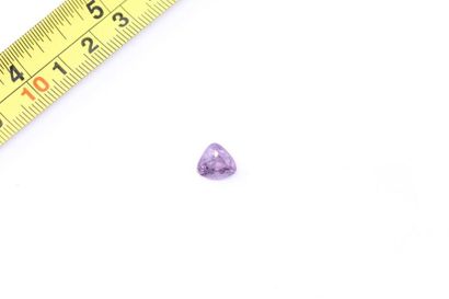 null Spinelle trillion. 

It comes with a metal frame.

Weight: approx. 3.75 cts....