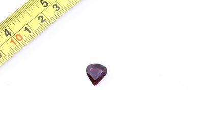 null Pear garnet. 

It comes with a metal frame. 

Weight: approx. 5.75 cts. 