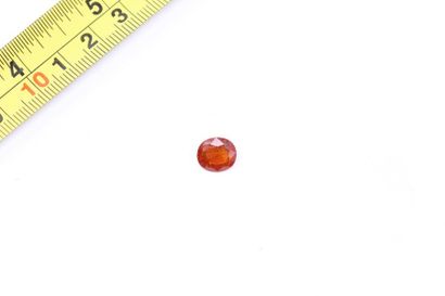 null Oval garnet. 

A metal frame is attached to it. 

Weight: approx. 3.20 cts....