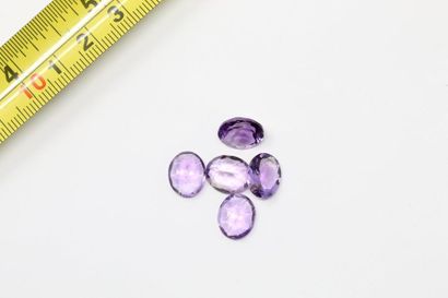 null Set of five oval amethysts on paper. 

Weight: 5.95 cts. 