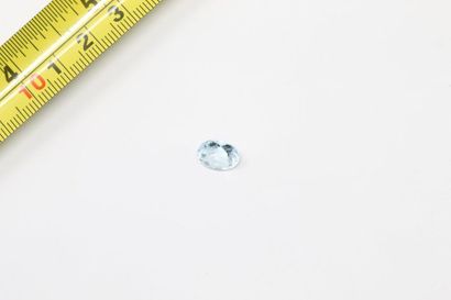 null Faceted oval aquamarine on paper. 

Weight: approx. 2.60 cts. 