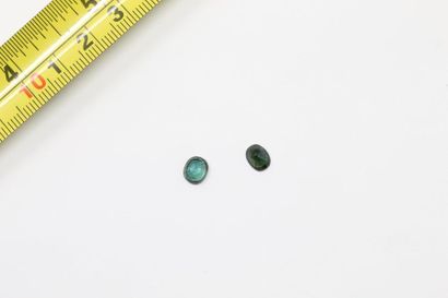null Set of two oval sapphires on paper. 

Weight: approx. 2.45 cts. 