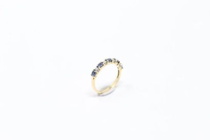 null Half American wedding band in 18k (750) yellow gold decorated with oval sapphires...