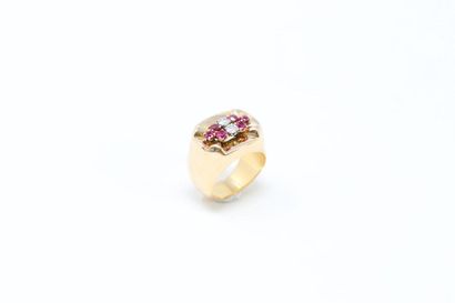 null 18k (750) yellow gold tank ring set with two brilliants supported by three round...