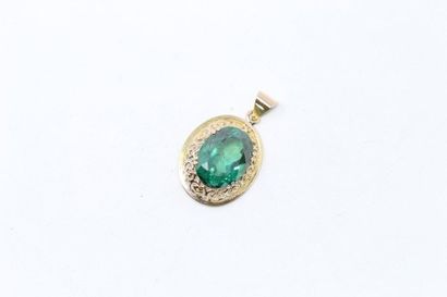 null 18k (750) yellow gold openwork pendant with an oval green topaz. 

Gross weight...