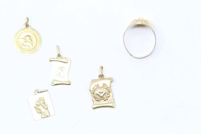 null Lot d'or jaune 18k (750) comprenant une chevalière inscrite "B" et quatre pendentifs...
