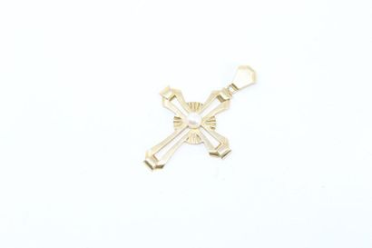 null 18k (750) yellow gold openwork cross with a cultured pearl.
Gross weight : 5.19...