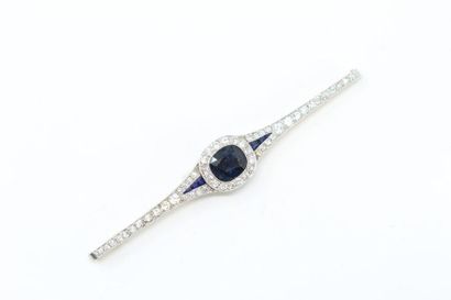 null Bar brooch in 18k (750) yellow gold and platinum with a cushion sapphire in...