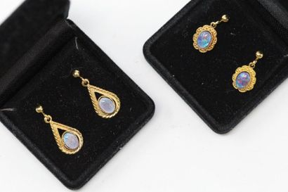 null Set of two pairs of gold-plated metal earrings, each decorated with two opal...