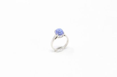 null Silver ring decorated with a tanzanite cabochon. 

Finger size : 53.5 - Gross...