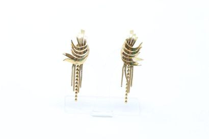 null Pair of 18k (750) yellow gold earrings with pendants. 

Weight: 11.77 g. 
