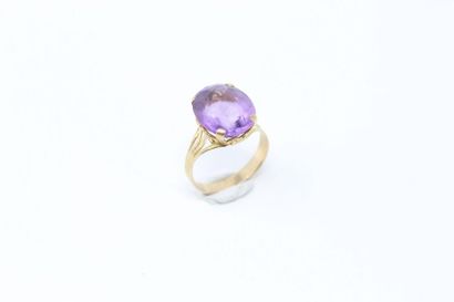 null 18k (750) yellow gold ring with an oval amethyst. 

Weight of the amethyst:...