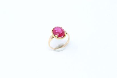 null 18k (750) yellow gold ring with an oval synthetic ruby. 

Finger size : 52 -...