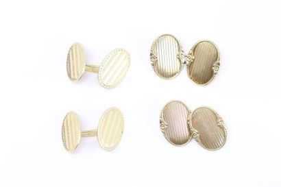 null Set of two pairs of 14k (585) yellow gold oval cufflinks with guilloché decoration....