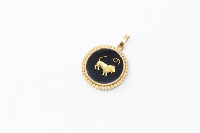 null Pendentif en or jaune 18k (750) orné d'une plaque ronde d'onyx, un lion gravé...