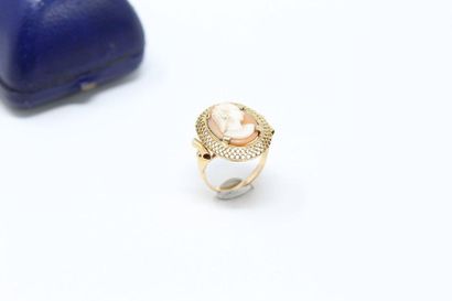 null 18k (750) yellow gold openwork ring set with a shell cameo with the profile...
