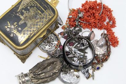 null Lot de bijoux fantaisies comprenant bagues, colliers, besace ou encore boutons...