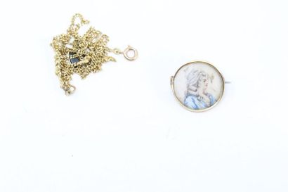null Round brooch in 14k (585) yellow gold with a miniature portrait of a woman....