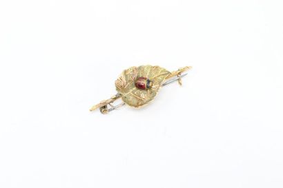 null 18k (750) yellow gold brooch featuring a guilloche leaf on which is placed an...
