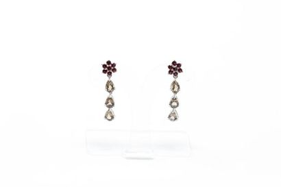 null Pair of ear pendants adorned with garnets stylizing a flower and three pear-shaped...