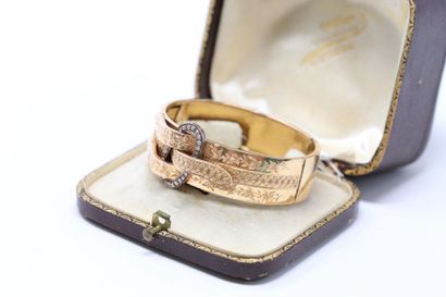 null 18k (750) yellow gold belt bracelet engraved with floral and foliage motifs....