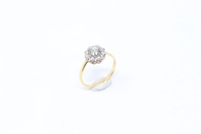 null 18k (750) yellow and white gold flower ring set with rose-cut diamonds.

Finger...
