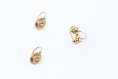 null Set of two pairs of 18k (750) yellow gold earrings each decorated with pearls....