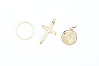 null Lot d'or jaune 18k (750) comprenant une croix, une médaille religieuse et une...