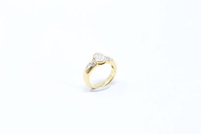 null 18k (750) yellow gold ring set with an oval diamond set with three brilliants...