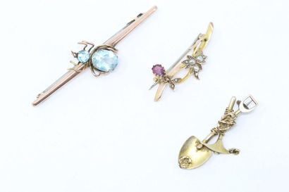 null Set of three 9k (375) yellow gold and metal brooches, one stylizing a spider...